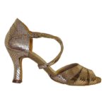 Sølvsko med hæl Brudeslør – Sølvsko med hæl fra CocaDee En elegant og iøjnefaldende dansesko i læder, præget med smuk sølvfolie, perfekt til festlige lejligheder – og særligt velegnet til sommerbryllupper. Brudeslør har en bred pasform, der giver optimal komfort til skandinaviske fødder. Den bløde konstruktion gør skoen behagelig at danse i – time efter time.