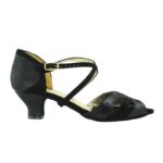 Dansesko dame sort model -Kejserkrone – elegant dansesko i sort ruskind fra CocaDee Smuk og komfortabel dansesko med 4 cm hæl, lavet i blødt gedeskind, der former sig efter din fod. Bred pasform, ideel til skandinaviske fødder. Krydslukning over vristen og nikkelfri guldfarvet spænde. Ruskindssål for lette og kontrollerede dansetrin – perfekt til latin, tango og salsa.