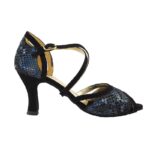 Festsko i smukt design – til kvinder, der elsker stil Smukke dansesko og festsandaler i eksklusivt design, perfekt til både fest og dans. Lavet af sort ruskind og grå/blå præget læder – blødt gedeskind både indvendigt og udvendigt for maksimal komfort. Krydslukning over vristen og praktisk trykknap giver en sikker pasform, så du kan danse ubesværet hele aftenen. Den fleksible ruskindssål gør det let at dreje og skåner både knæ, hofter og nakke. Perfekte til latin, salsa og tango – udviklet til skandinaviske fødder, der har brug for støtte og bevægelsesfrihed. Shop lædersko, ruskindssko og festsandaler med hæl – med hurtig levering og masser af inspiration til dit næste festlook.