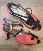 Rød højhælet sko med blomst. Rød højhælet sko med blomst. Ideele til fest og en bytur med dans. Se vores kollektion af høje hæle i flere farver og varianter.