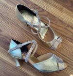 Guldsko dame. Opdag dine nye favoritter i guldfarvede damesko og sandaler – fuld af elegance og stil til moderne kvinder og damer med sans for fashion.