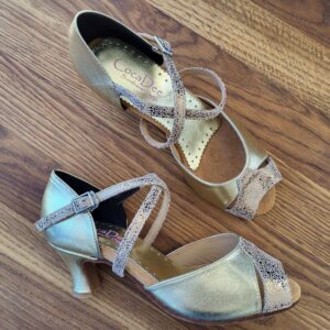 Guldsko dame. Opdag dine nye favoritter i guldfarvede damesko og sandaler – fuld af elegance og stil til moderne kvinder og damer med sans for fashion.